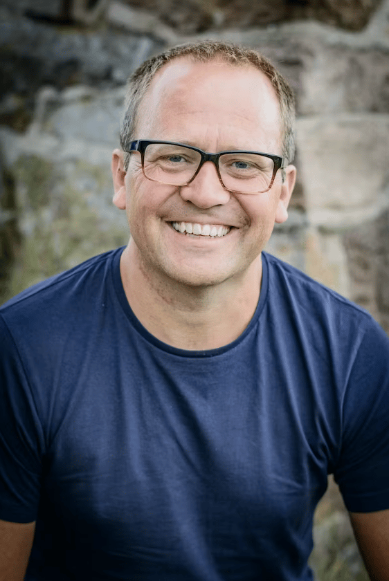Vision care, Flash photography, Forehead, Glasses, Smile, Eye, Sleeve, Happy, Grey, Eyewear