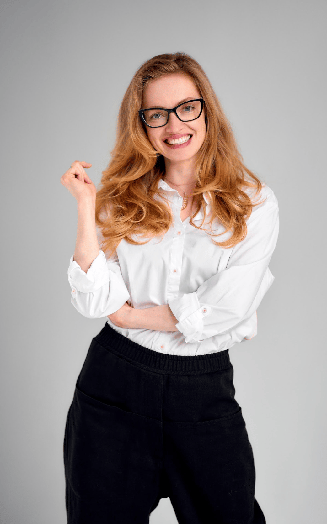 Vision care, Flash photography, Joint, Glasses, Smile, Hand, Outerwear, Arm, Shoulder, Neck