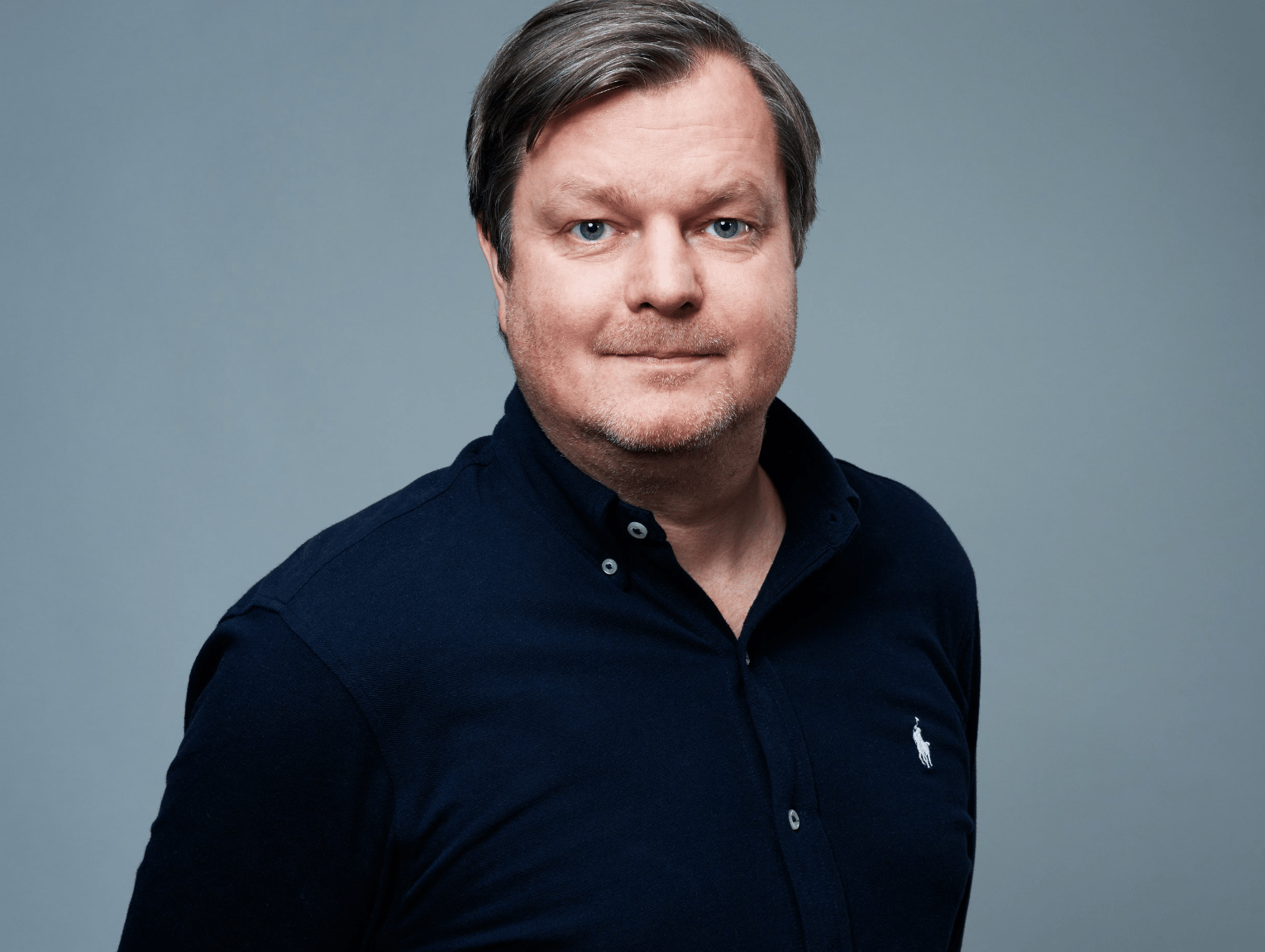 Polo shirt, Flash photography, Forehead, Hair, Cheek, Shoulder, Neck, Jaw, Sleeve, Gesture