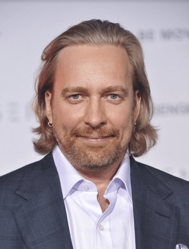 Dress shirt, Forehead, Chin, Smile, Eyebrow, Beard, Jaw, Collar, Suit