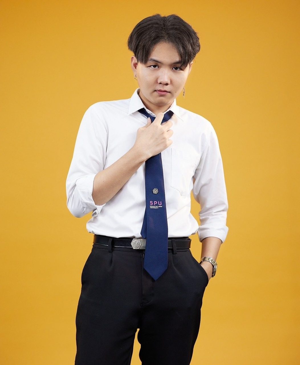 Dress shirt, Flash photography, Hair, Trousers, Neck, Sleeve, Standing, Gadget, Gesture
