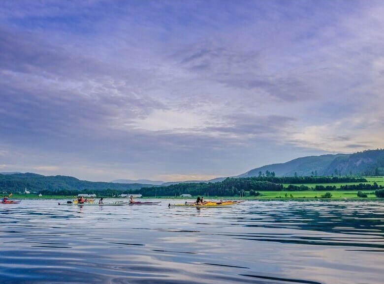Coastal and oceanic landforms, Cloud, Water, Sky, Mountain, Watercraft, Lake, Bank