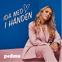 Podcast cover: 'IDA MED ♡ I HÅNDEN'. Blonde woman in pink suit.