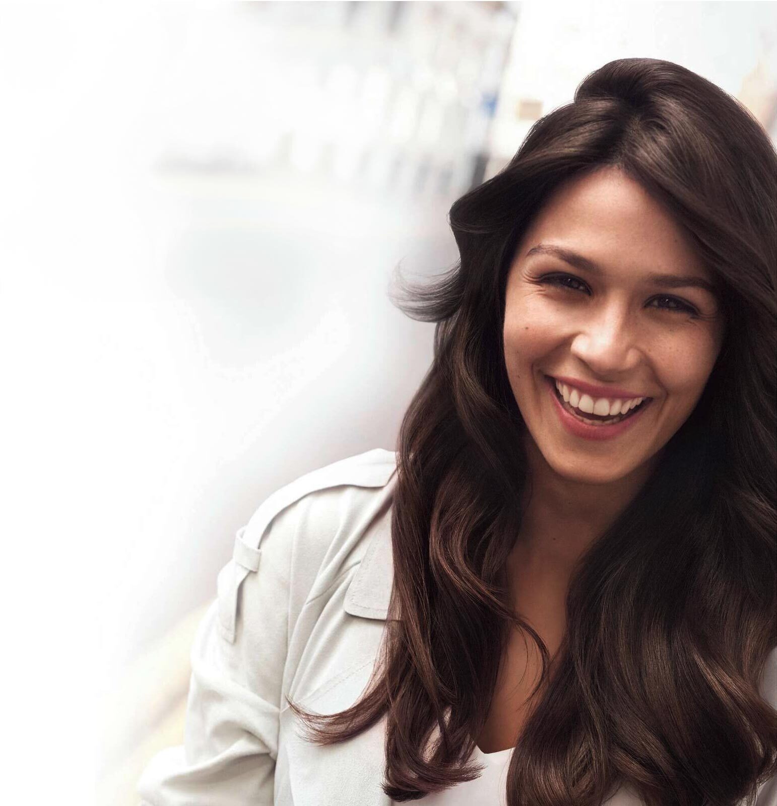 Flash photography, Hair, Smile, Lip, Eyebrow, Eye, Eyelash, Jaw, Sleeve, Happy