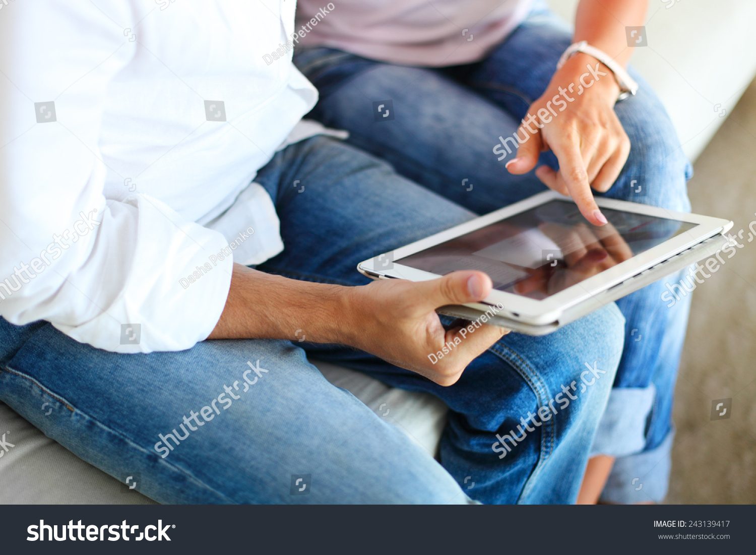 Jeans, Hand, Sleeve, Textile, Gesture, Finger, Waist, Eyewear, Thigh
