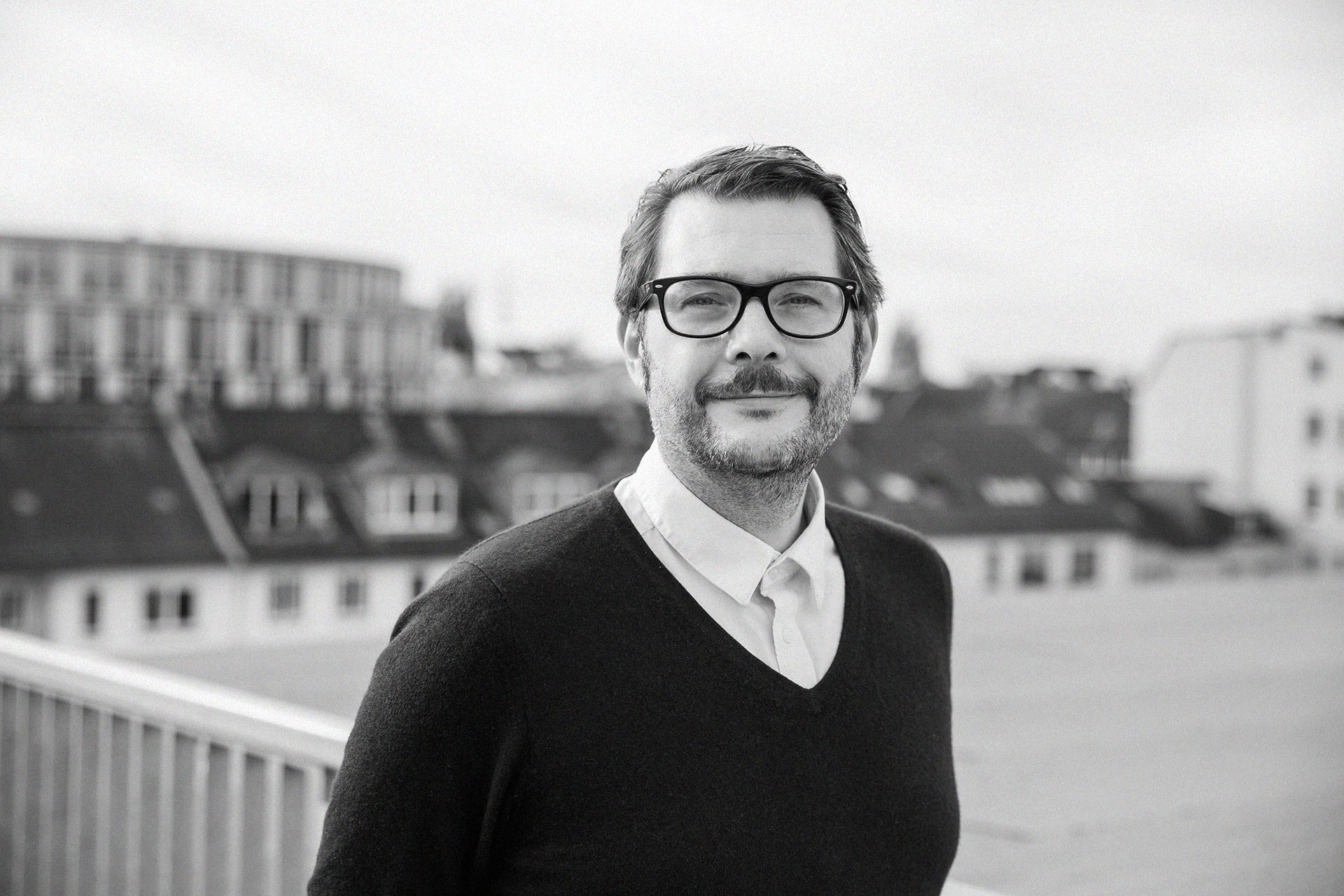 Vision care, Flash photography, Glasses, Sky, Beard, Black, Eyewear, Smile, Black-and-white, Grey, Alexander Becker, FRAUWENK,