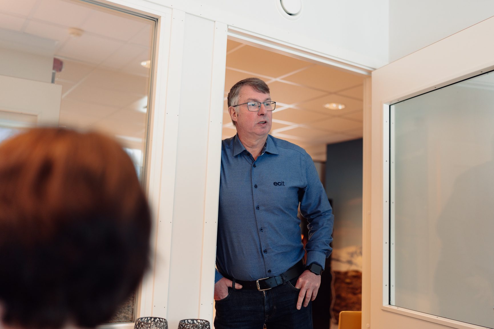 Interior design, Dress shirt, White-collar worker, Shoulder, Neck, Standing, Room