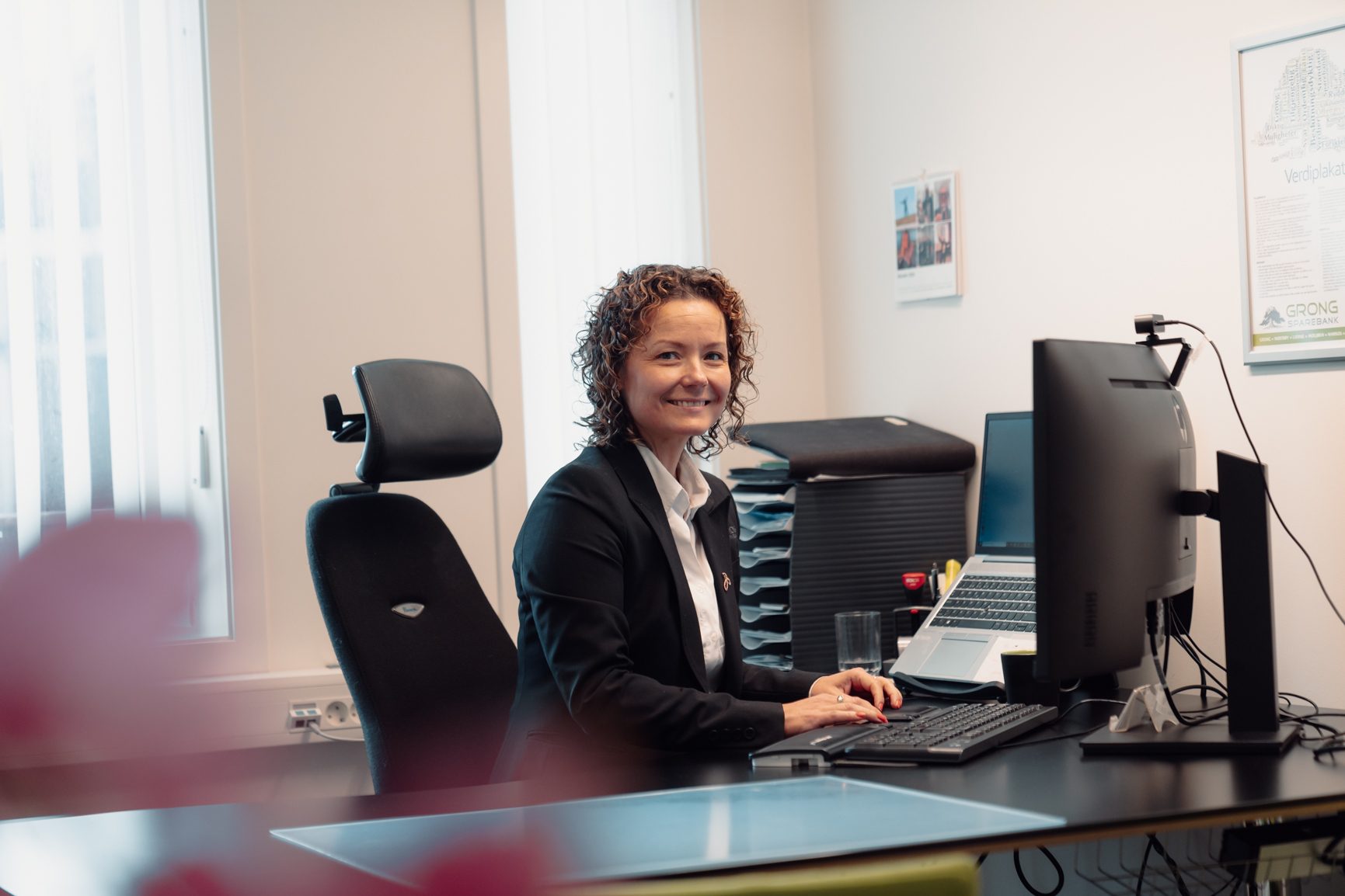 Personal computer, Table, Furniture, Smile, Desk, Peripheral