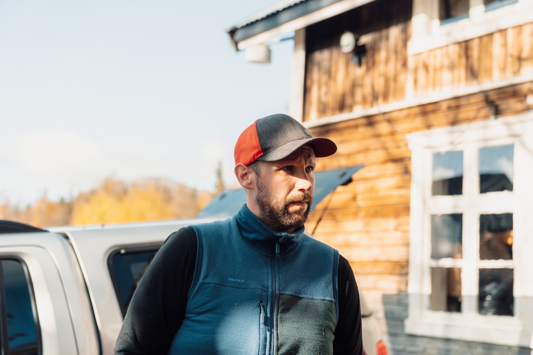 Vision care, Baseball cap, Sky, Window, Beard, Vehicle, Eyewear, Travel, T-shirt