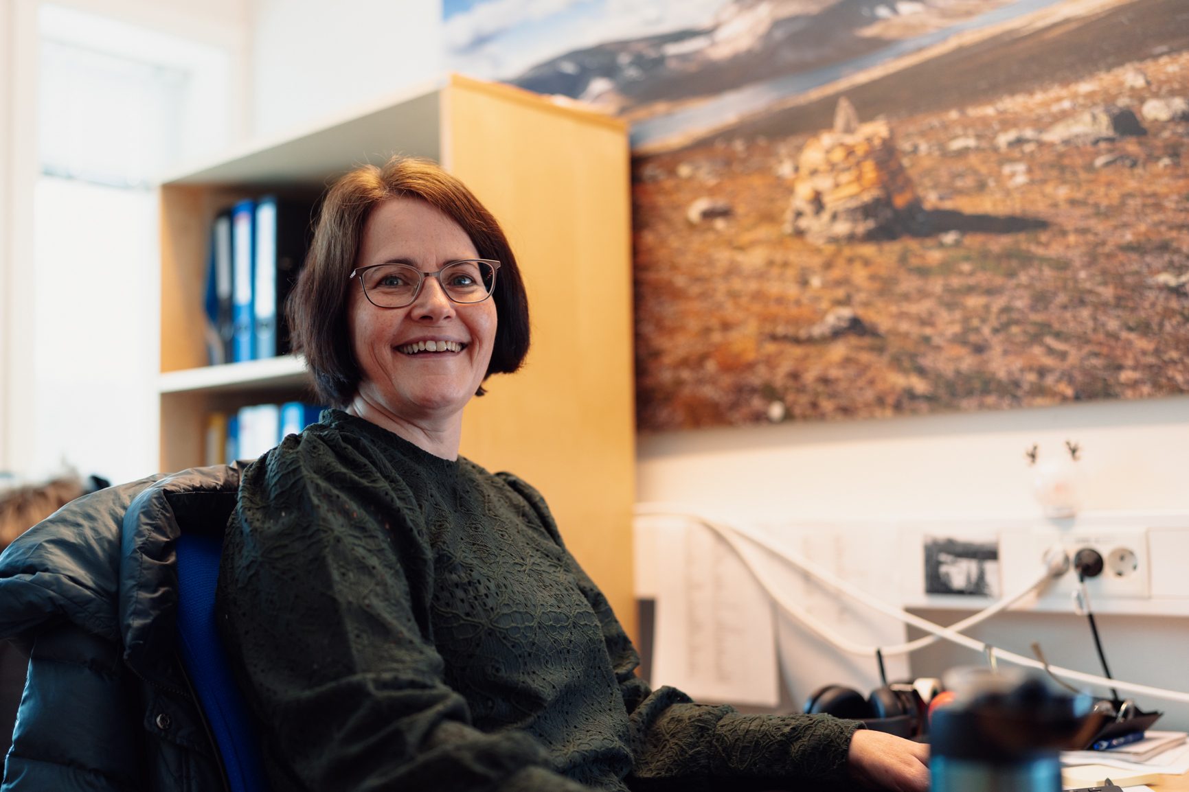 Vision Care, Electronic device, Interior design, Office Equipment, Eyewear, Head, Glasses, Smile, Furniture, Sitting