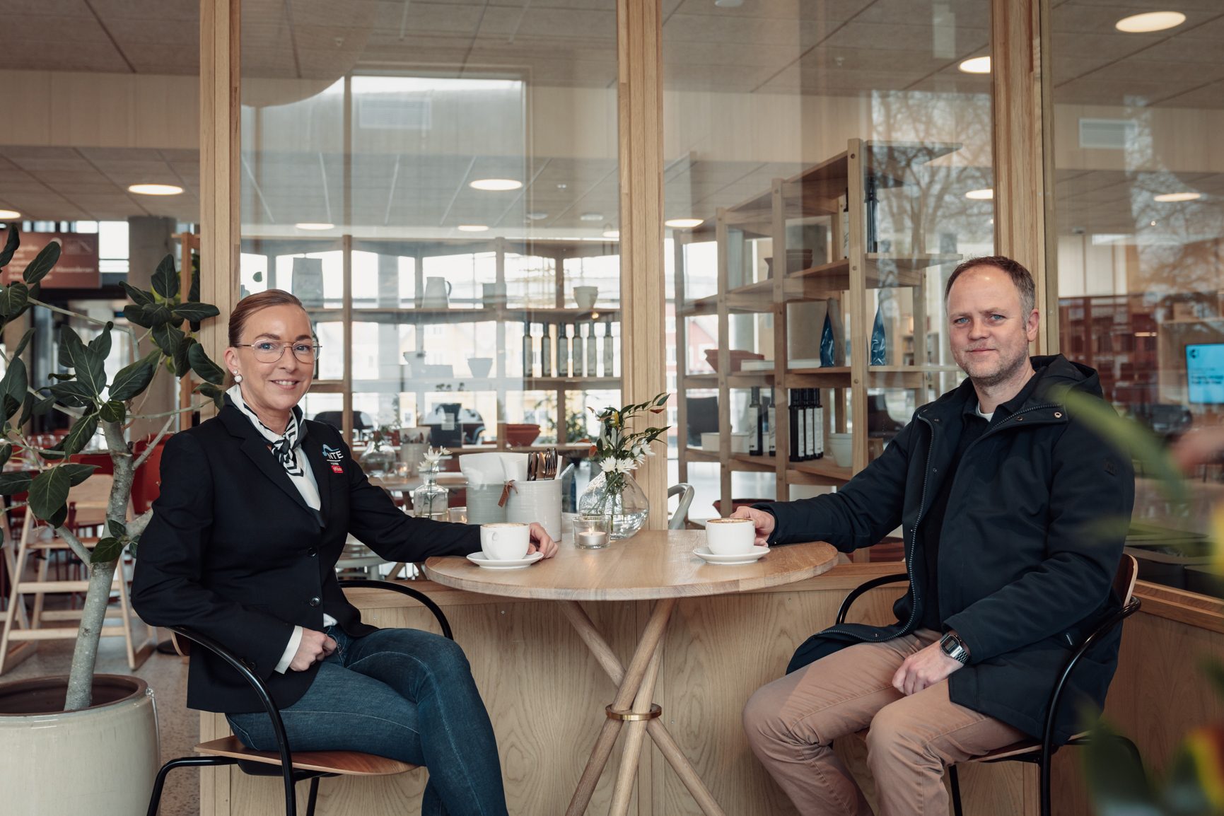 Interior design, White-collar worker, Furniture, Shelf, Shelving, Flooring, Floor, Bookcase, Coat, Glass