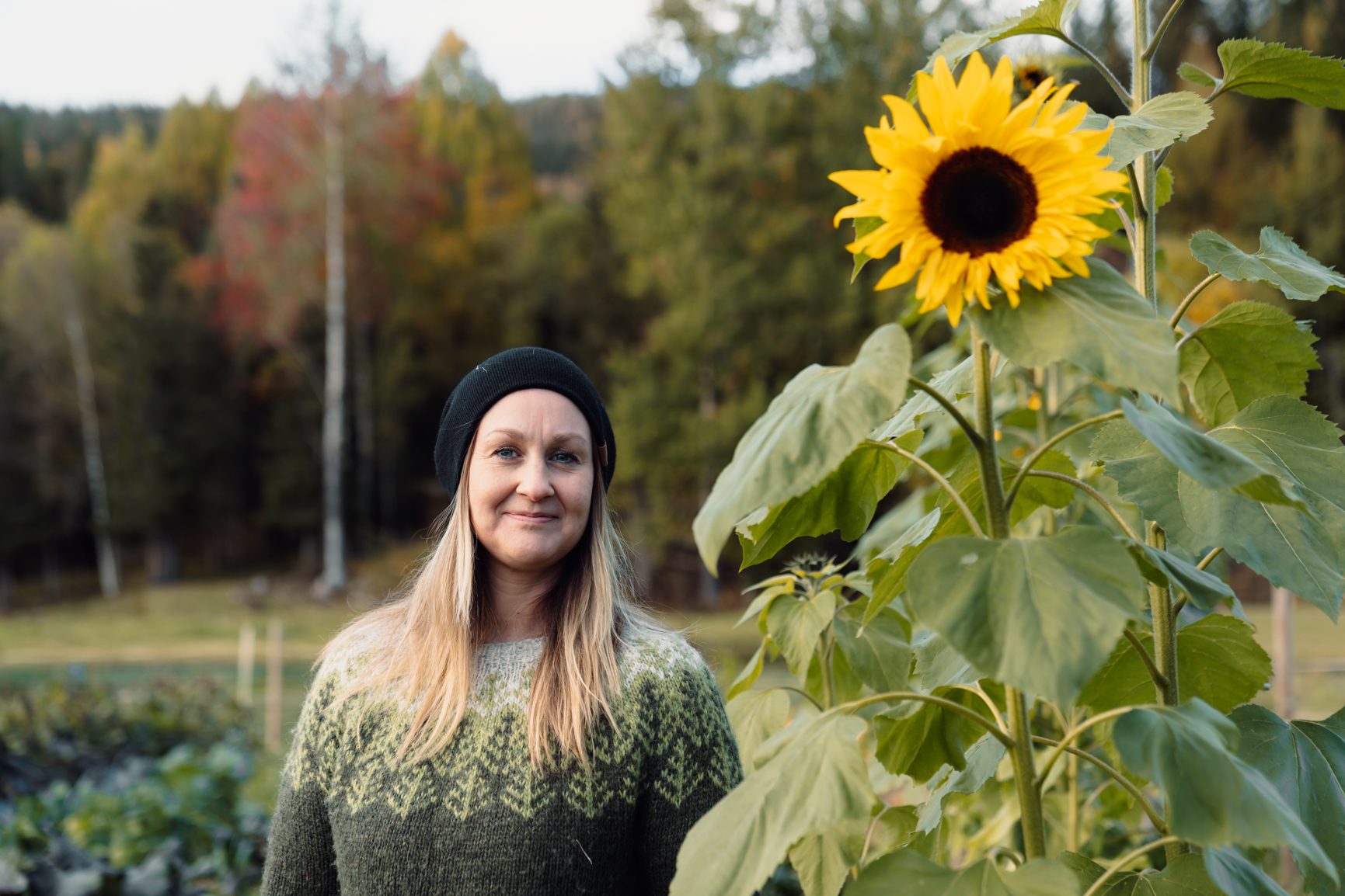 People in nature, Natural environment, Smile, Plant, Flower, Green, Light, Leaf, Happy