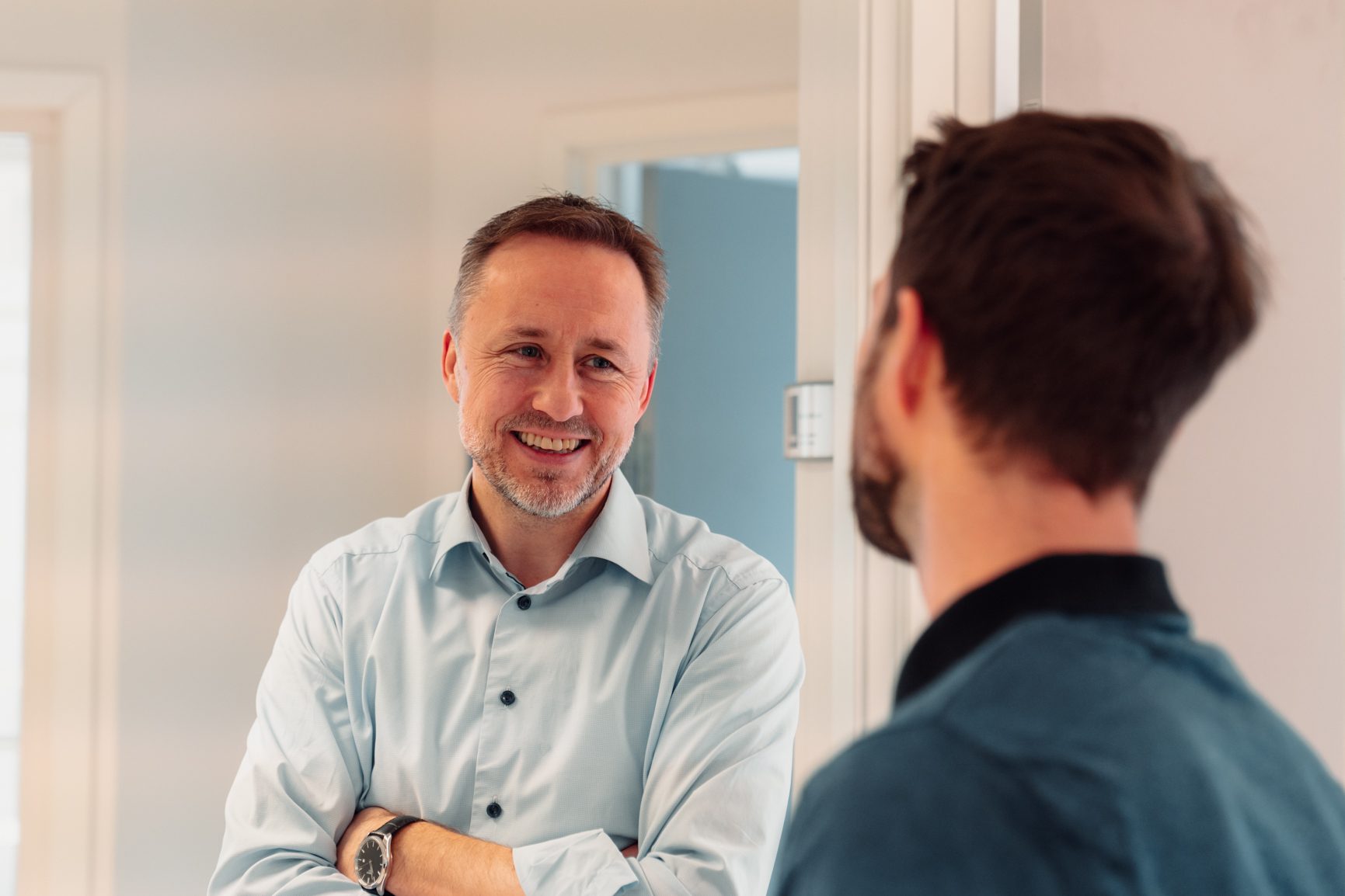 Facial expression, Head, Sleeve, Shoulder, Jaw, Smile, Neck, Happiness, Ear