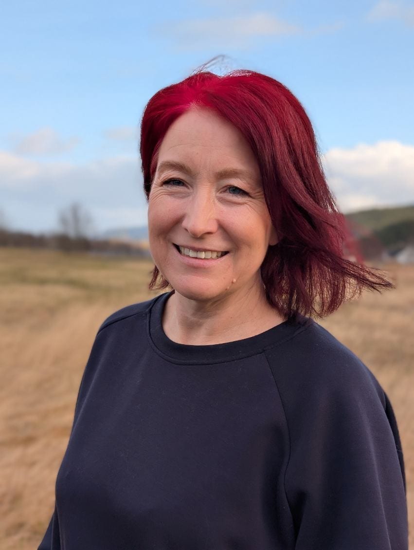 Facial expression, Smile, Lips, Sleeve, Happiness, Mouth, Neck, Jaw, Beauty, Tooth