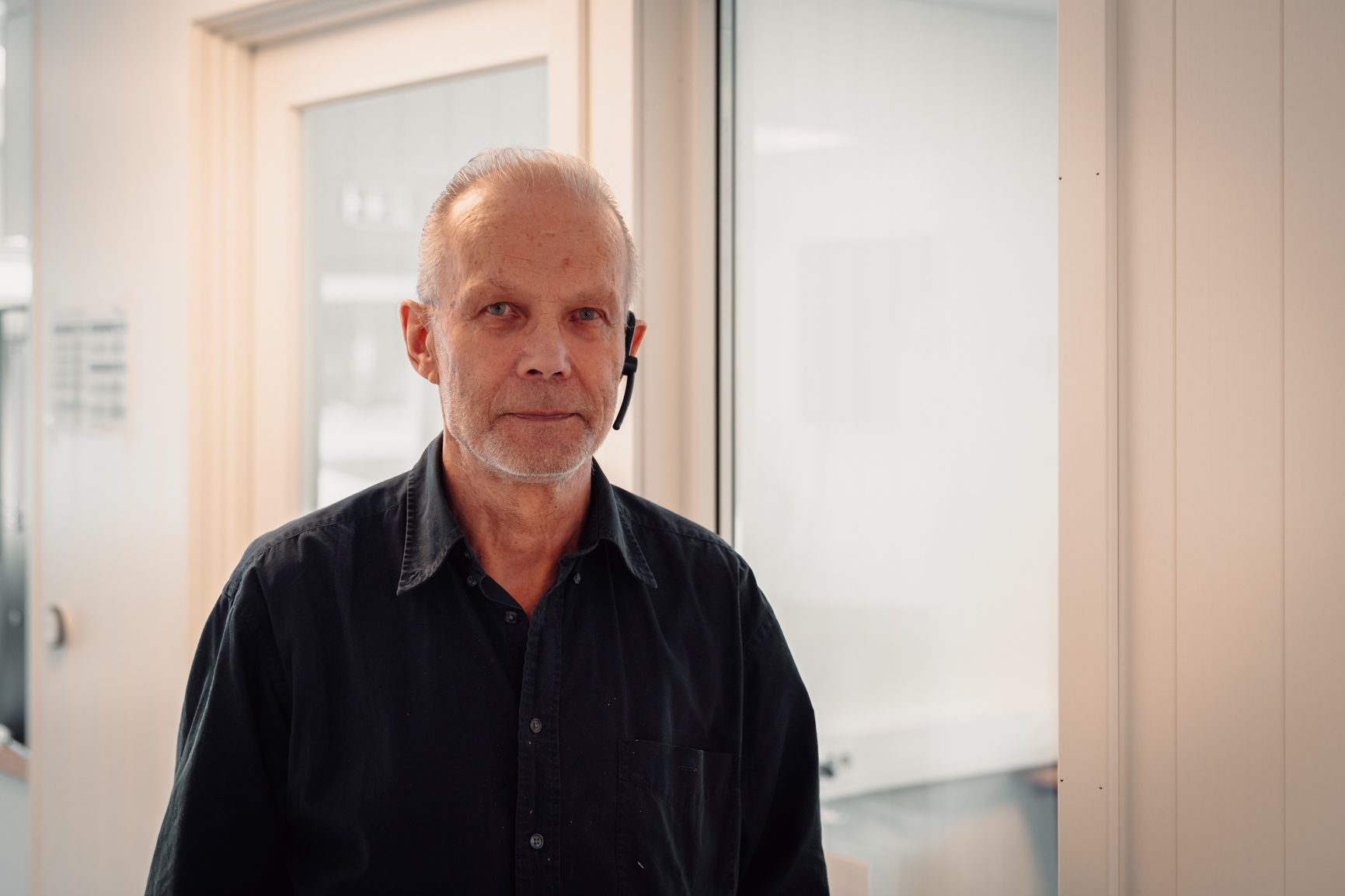 Chin, Eyebrow, Sleeve, Shoulder, Skin, Jaw, Neck, Collar, Ear, Wrinkle