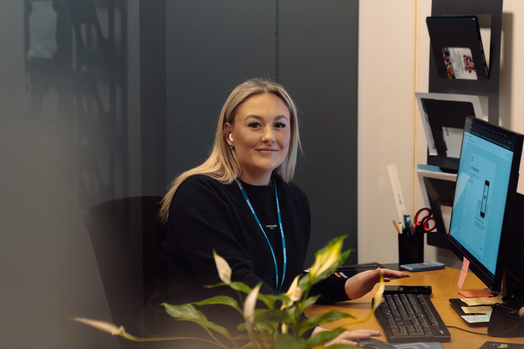 Personal computer, Input device, Smile, Plant, Desk, Peripheral, Table