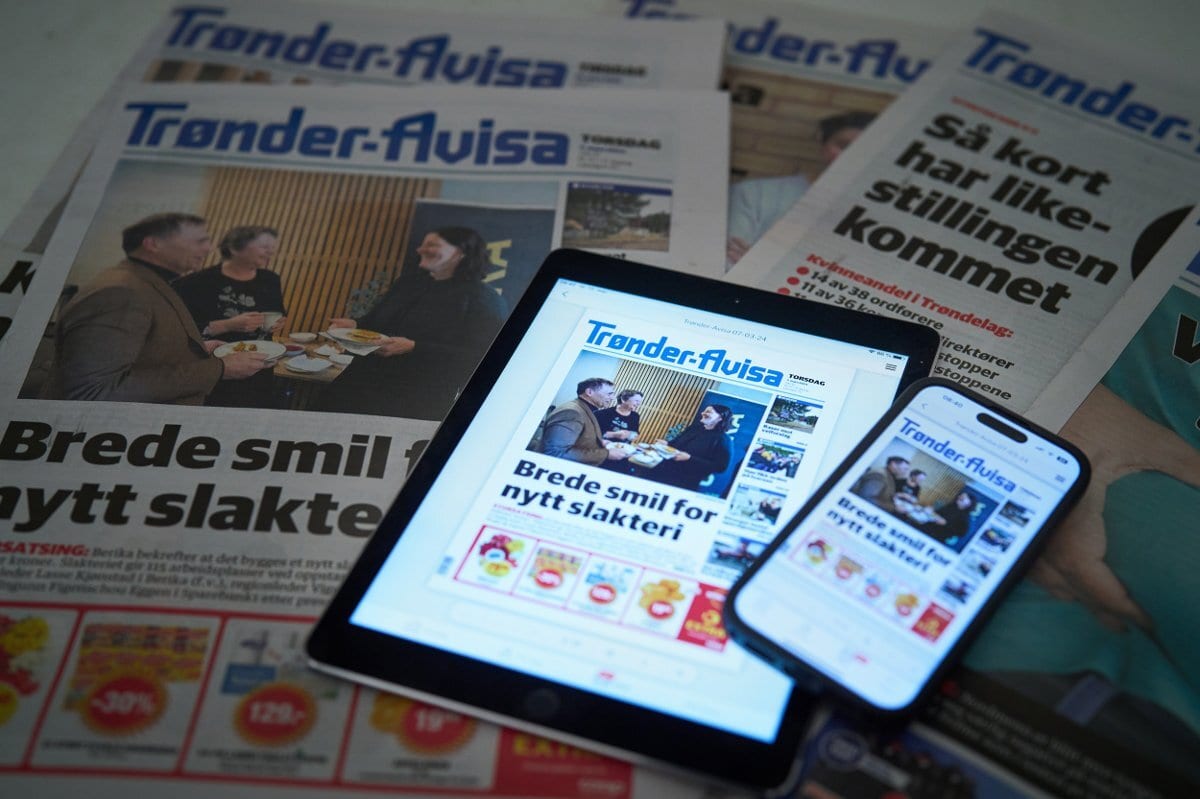 Trønder-Avisa i papirformat, vist på ipad og på en mobil. FOTO: Johan Arnt Nesgård