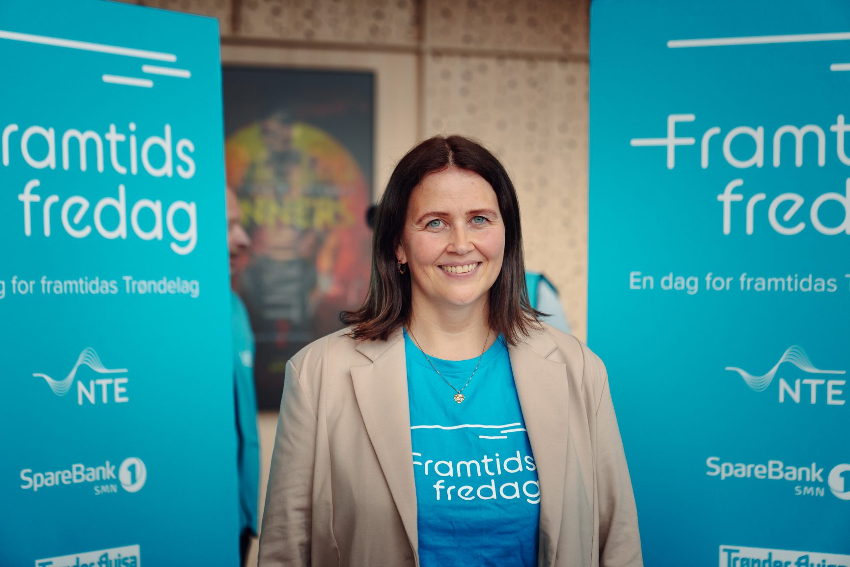 Facial expression, Smile, Hair, Head, Happiness, Tooth, Iris, Blond