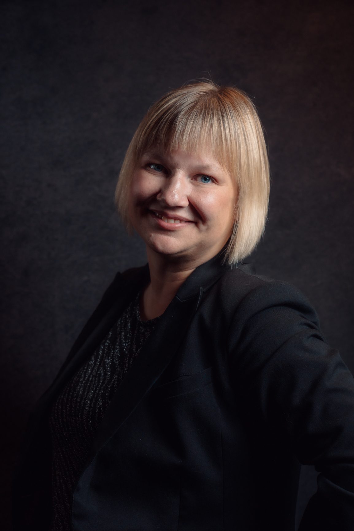 Vigdis Devik, portrettbilde av kvinnelig ansatt i TA Kreativ - et mediebyrå i Trøndelag og en del av Trønder-Avisa