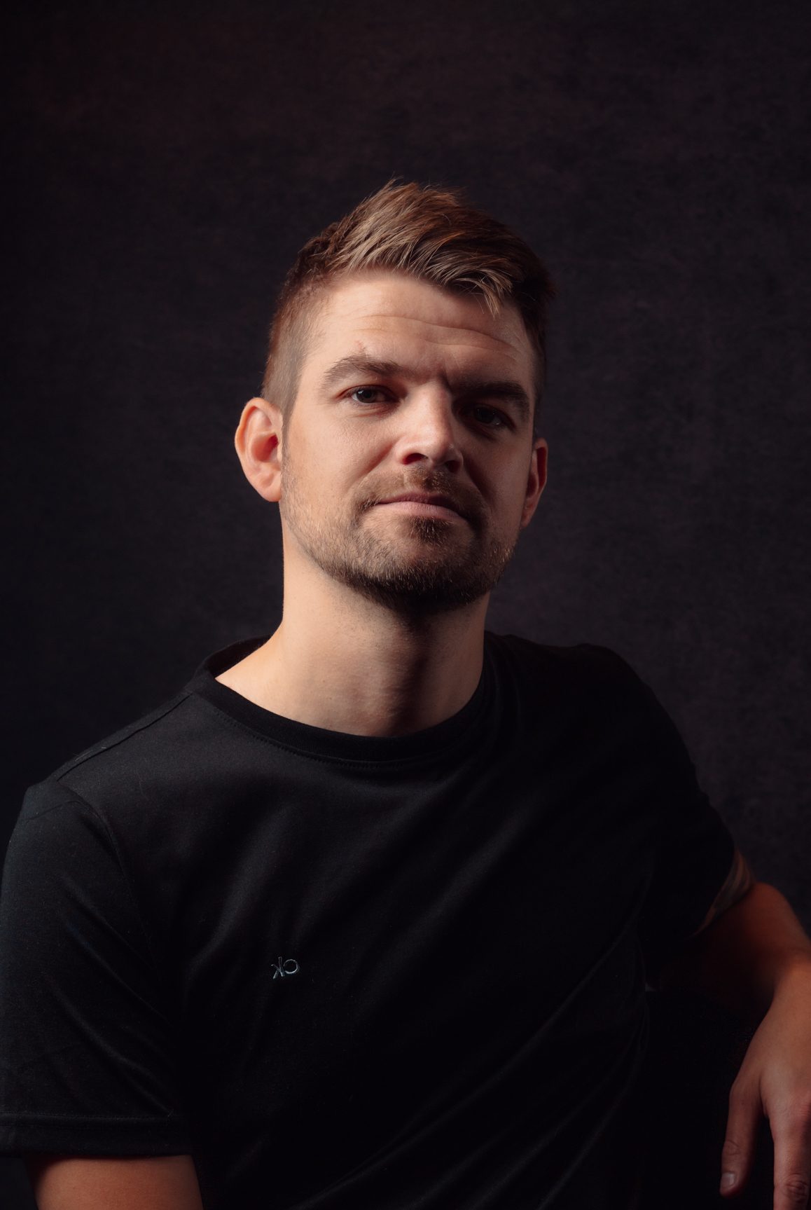 Christian Trustrup, portrettbilde av mannlig ansatt i TA Kreativ - et mediebyrå i Trøndelag og en del av Trønder-Avisa