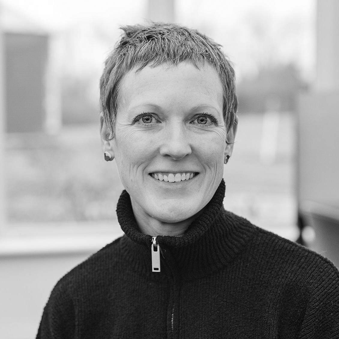 Facial expression, Forehead, Smile, Face, Chin, Eyebrow, Eye, Sleeve, Happy, Standing