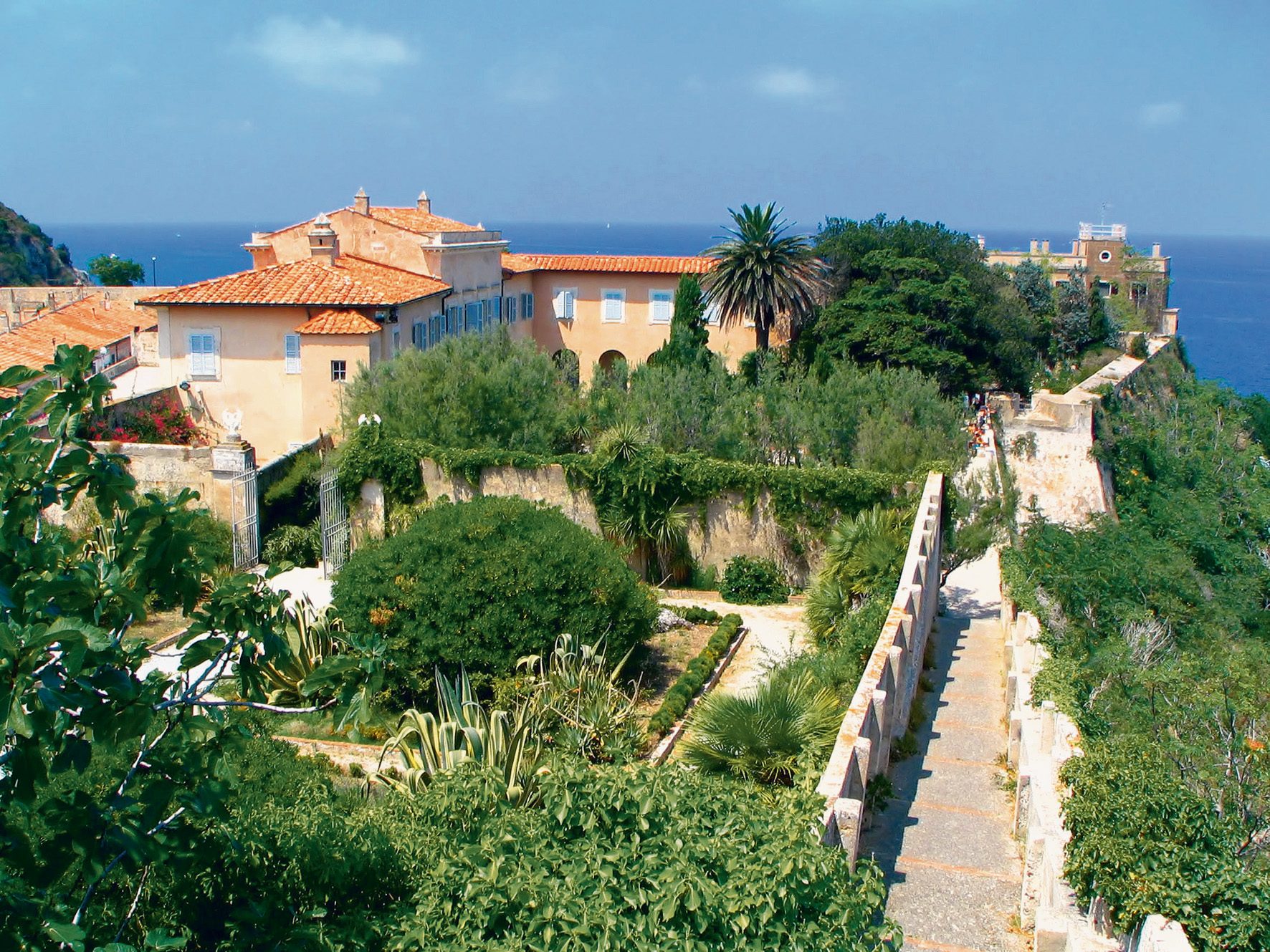 Coastal and oceanic landforms, Tourist attraction, Coast, Sea, House, Ocean, Estate