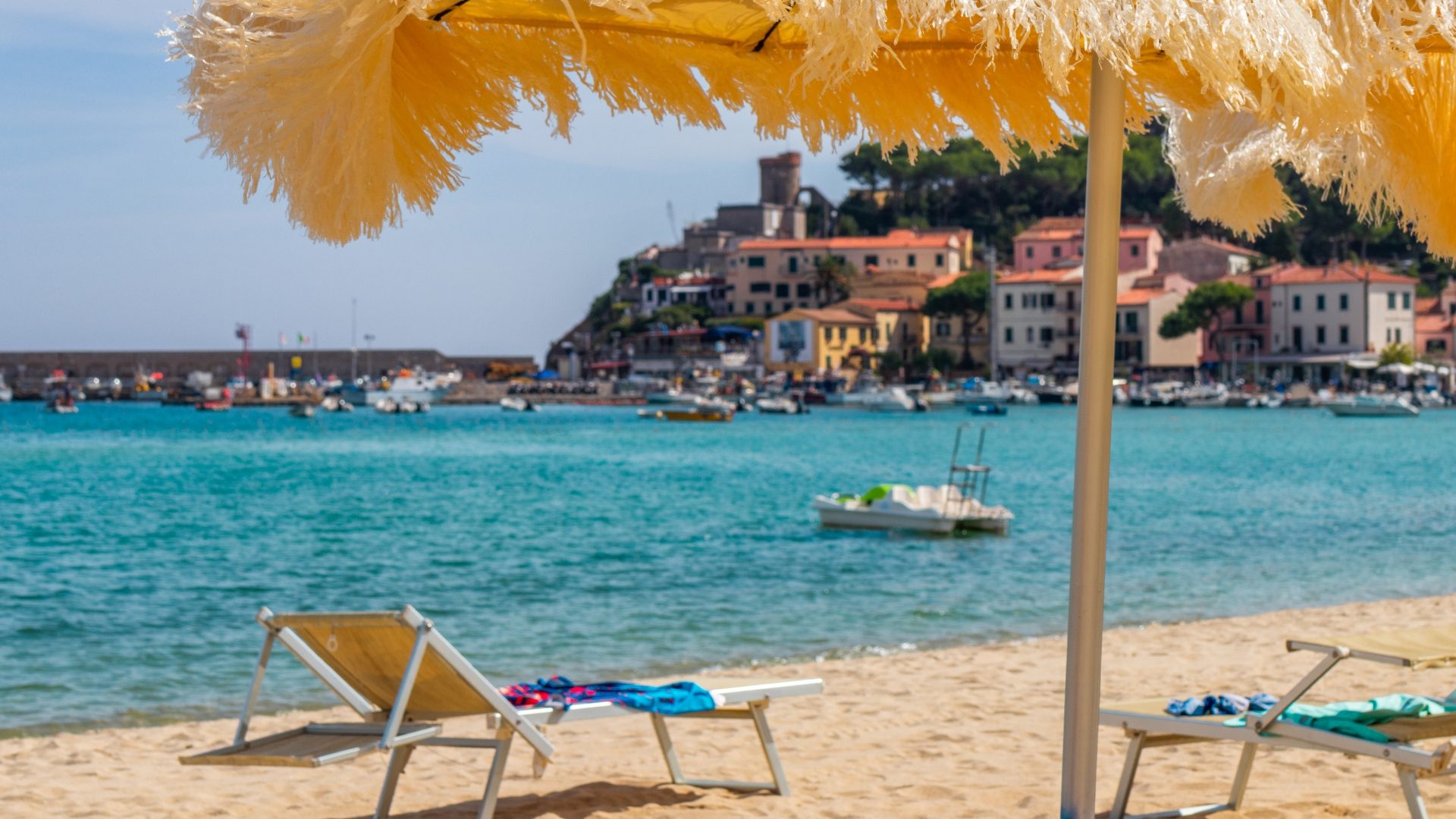 Coastal and oceanic landforms, Body of water, Summer, Beach, Sea, Boat, Vacation, Watercraft, Coast, Leisure