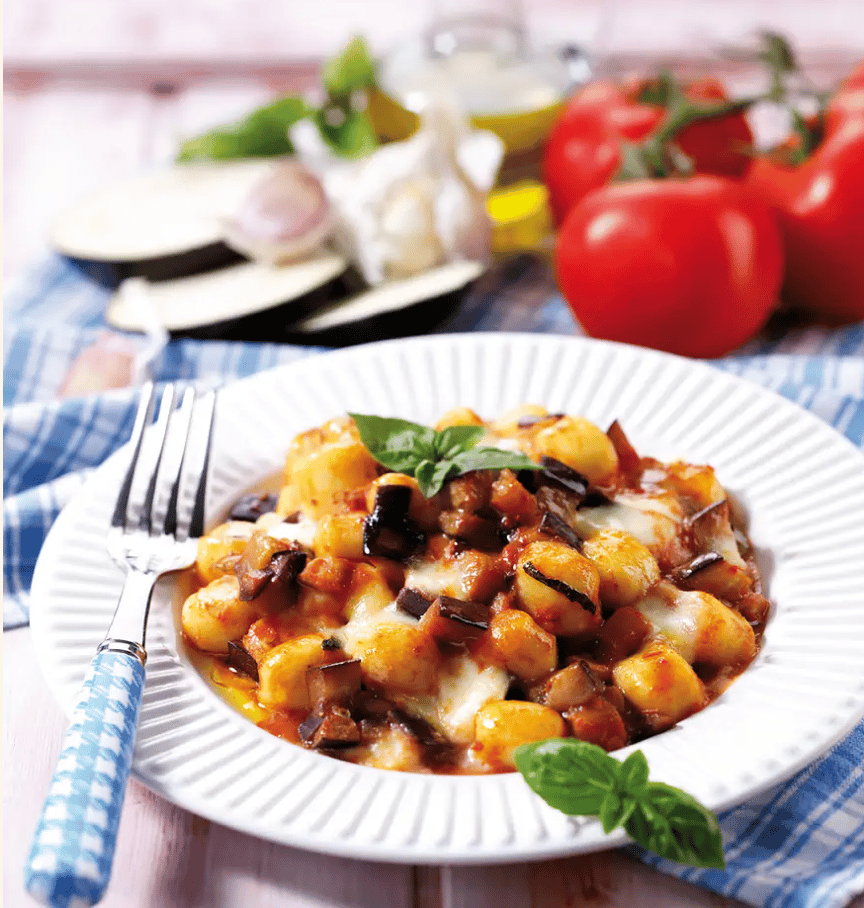 Plum tomato, Leaf vegetable, Natural foods, Food, Tableware, Ingredient, Recipe, Plate, Dishware