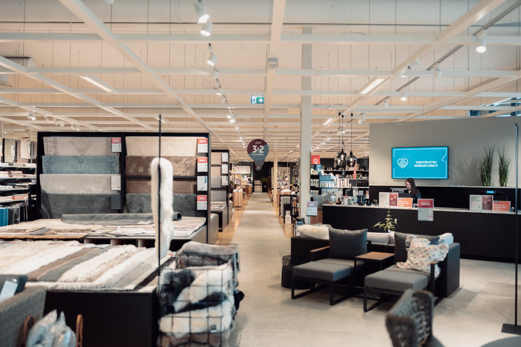 Interior design, Commercial building, Flooring, Floor, Retail, Ceiling, Shelf, Shelving