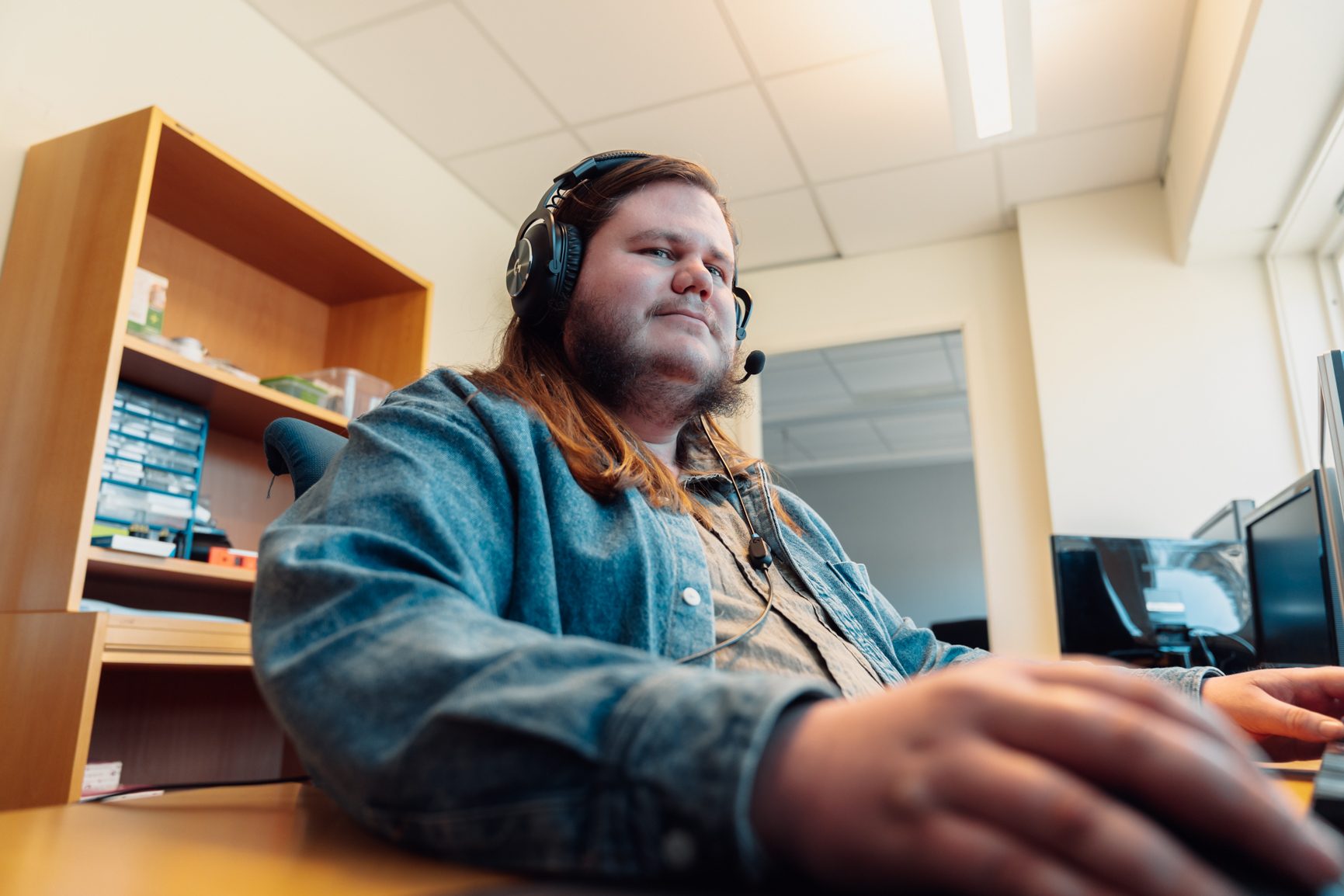 Electronic device, Audio equipment, Gadget, Peripheral, Headphones, Desk, Technology, Beard