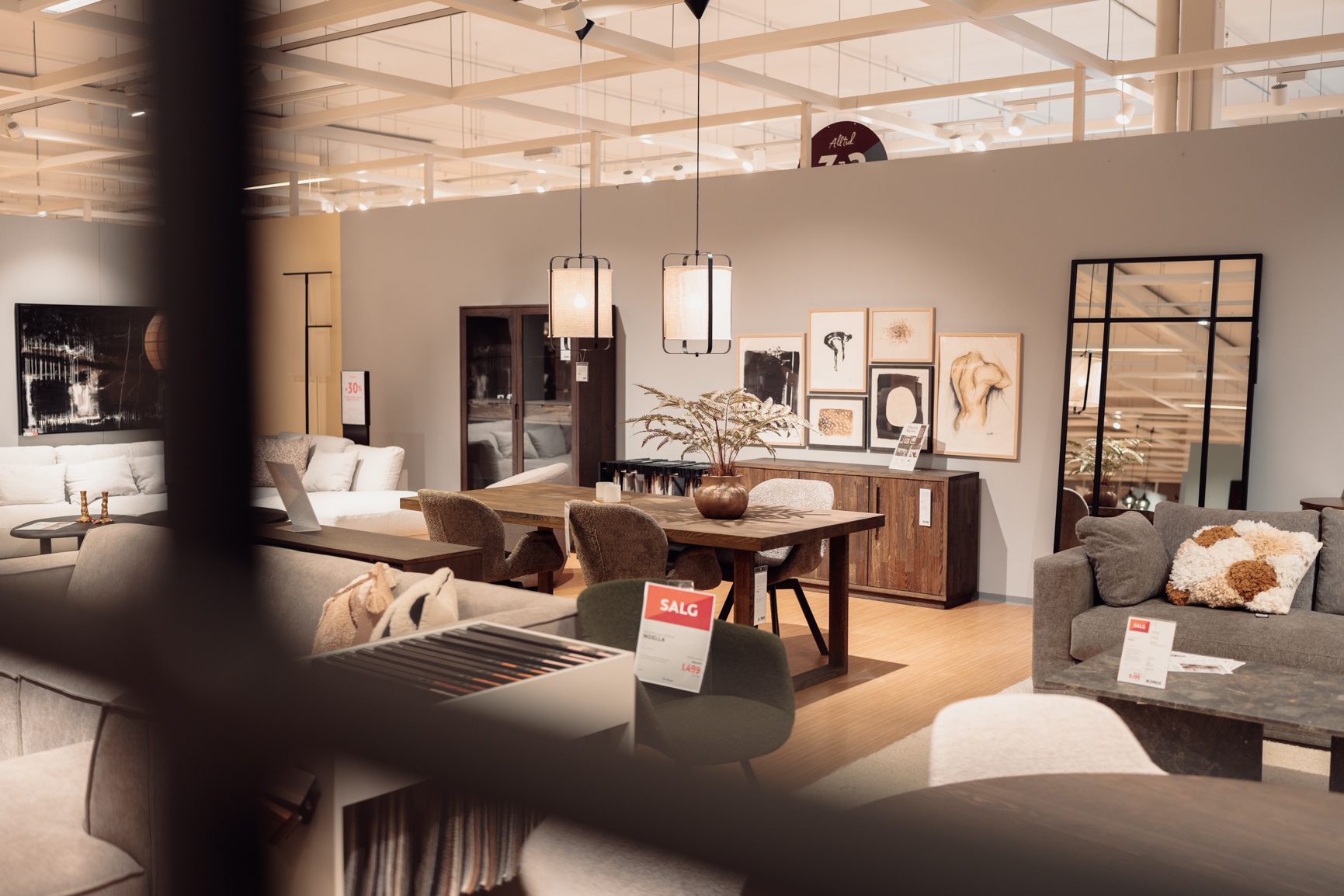 Interior design, Living room, Light fixture, Furniture, Flooring, Floor, Lighting, Ceiling
