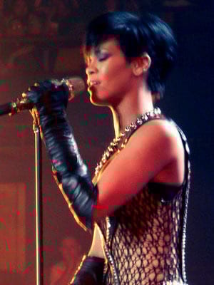 Public address system, Music artist, Performing arts, Lip, Microphone, Musician, Entertainment, Concert