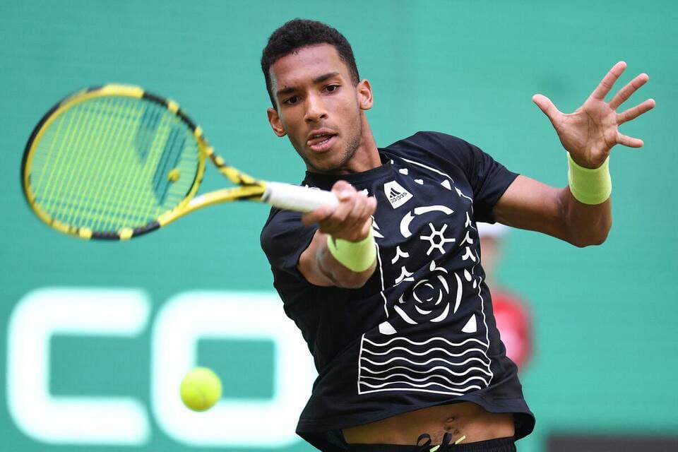 Sports equipment, Tennis racket, Face, Head, Hand, Racketlon, Arm, Strings