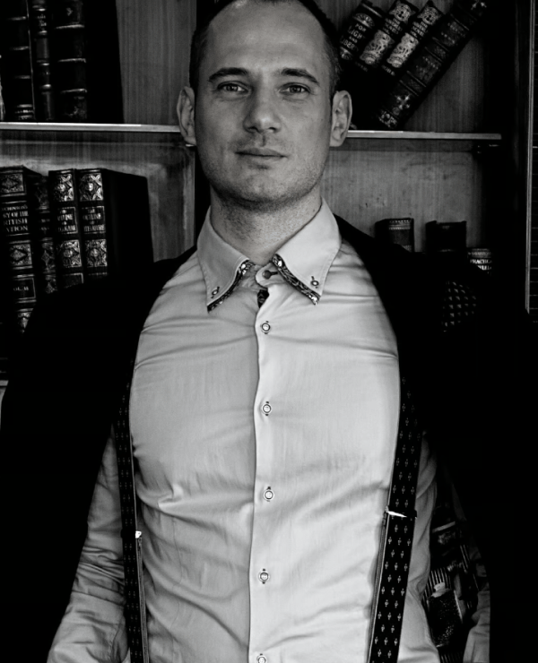 Dress shirt, Flash photography, Forehead, Black, Sleeve, Collar, Style, Black-and-white, Shelf