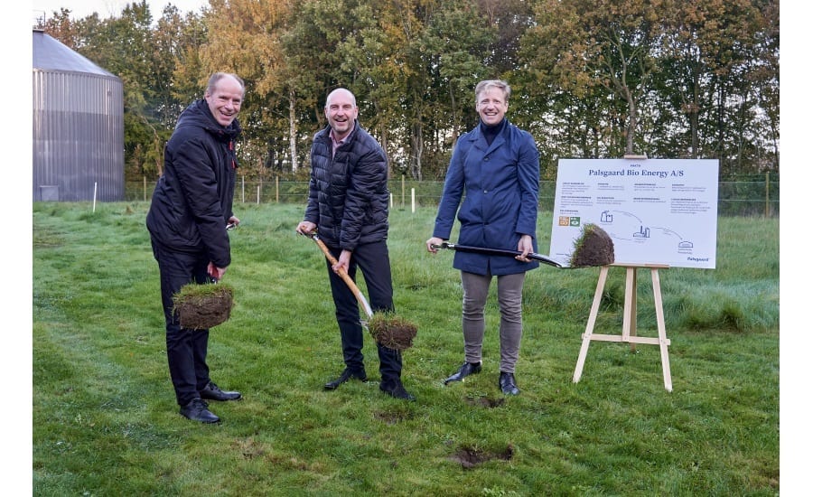 People in nature, Footwear, Jeans, Trousers, Smile, Plant, Tree, Grass, Easel