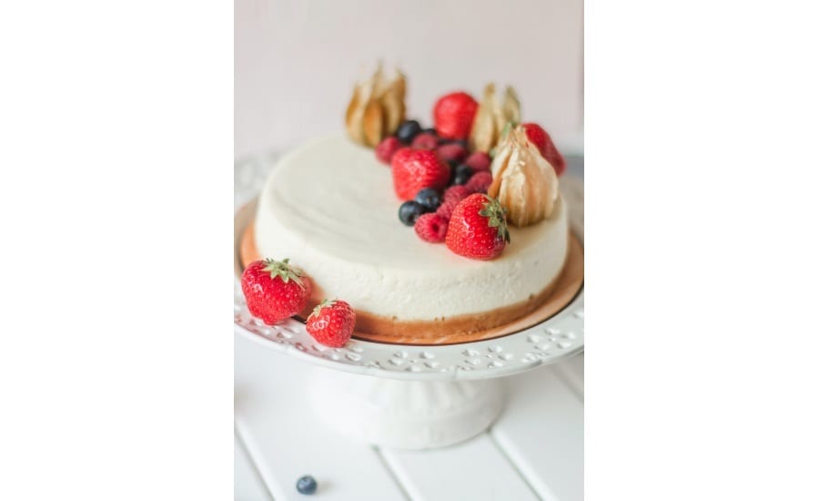 Cake decorating, Food, Tableware, Fruit, Ingredient, Dishware, Strawberry, Recipe