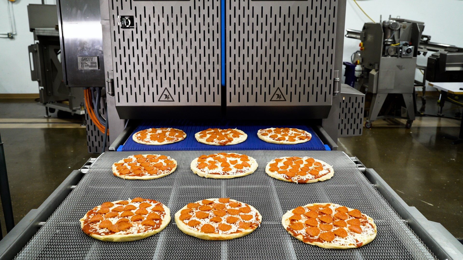 Pizza portioning equipment in action