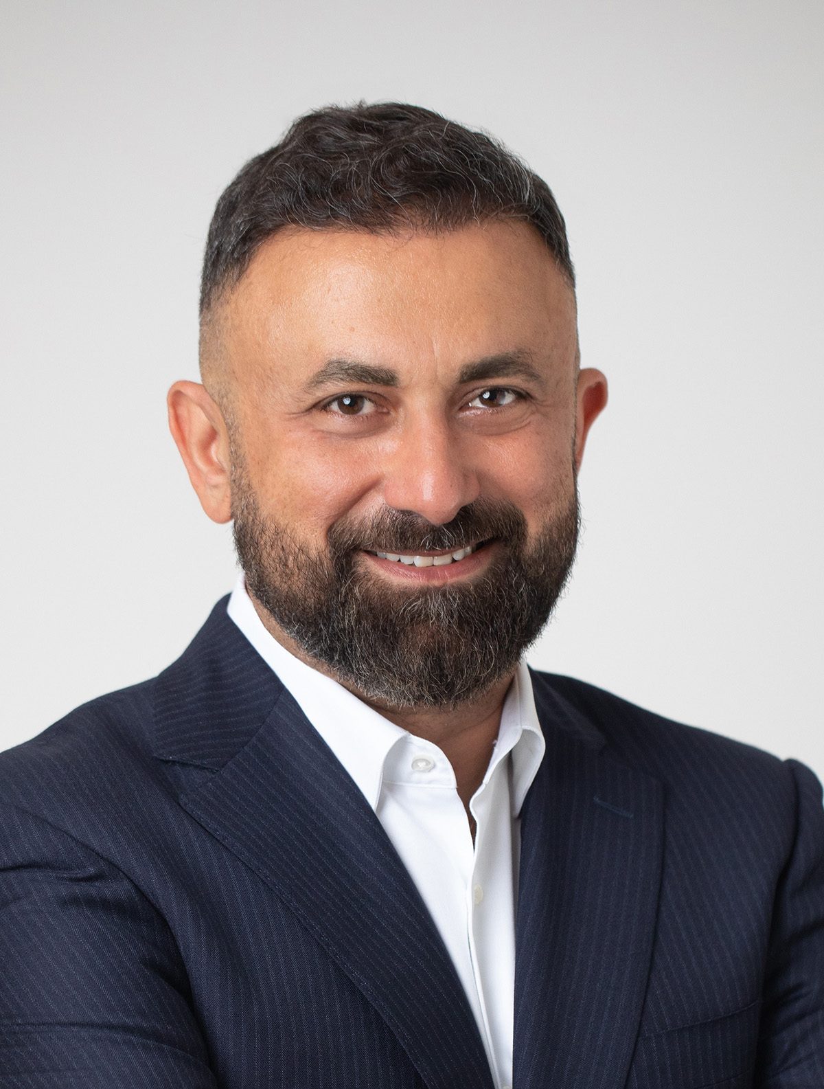 Dress shirt, Forehead, Smile, Chin, Beard, Jaw, Sleeve, Gesture, Collar