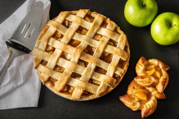 Linzer torte, Apple pie, Granny smith, Food, Crostata, Tableware, Ingredient, Dishware, Recipe, Plate