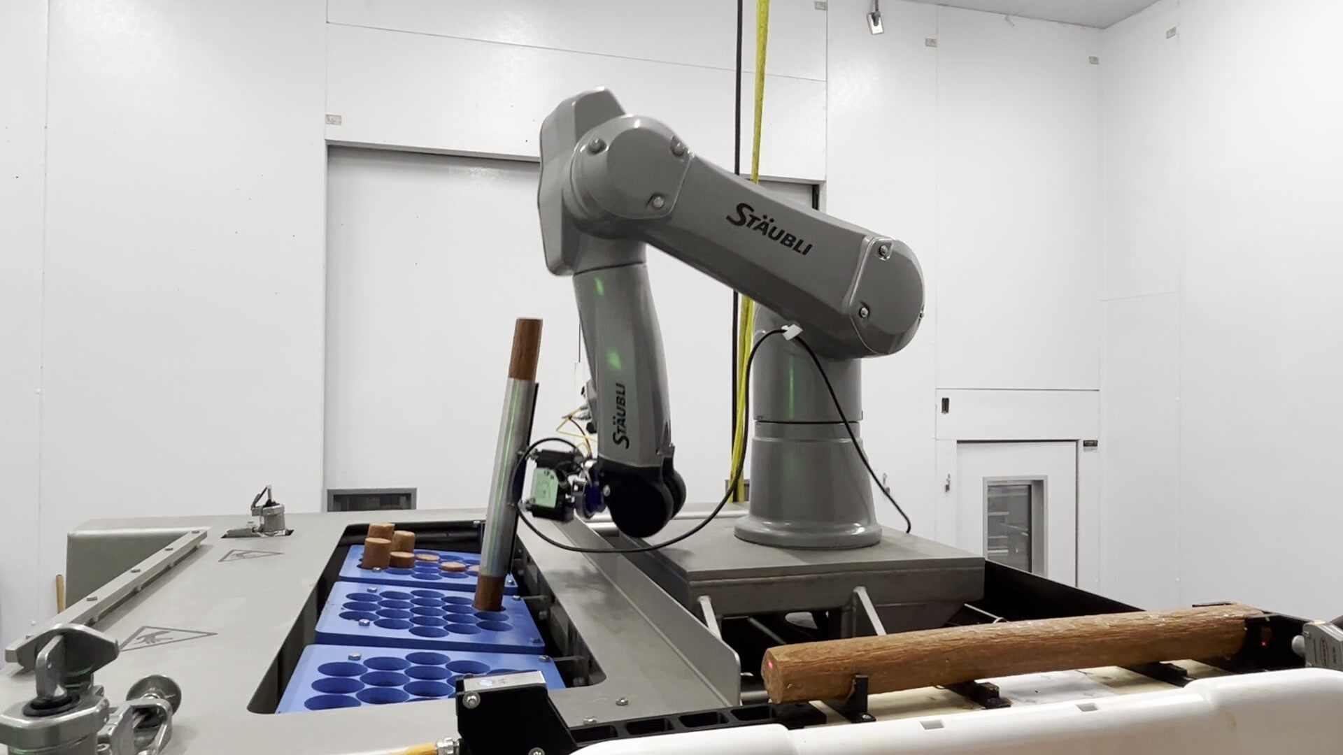 Slicing cutting equipment in action