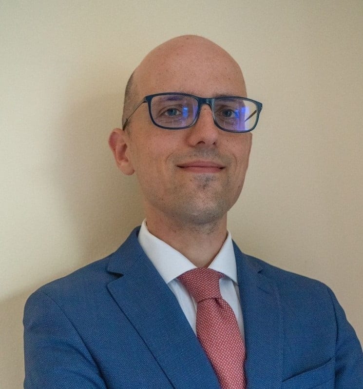 Vision care, Dress shirt, Forehead, Glasses, Chin, Hairstyle, Eyebrow, Smile, Tie, Jaw