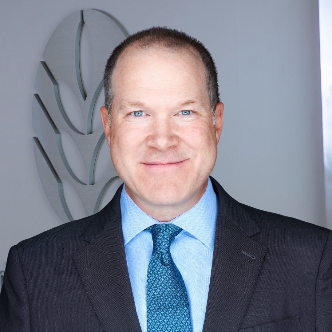 Dress shirt, Forehead, Smile, Chin, Tie, Sleeve, Gesture, Collar