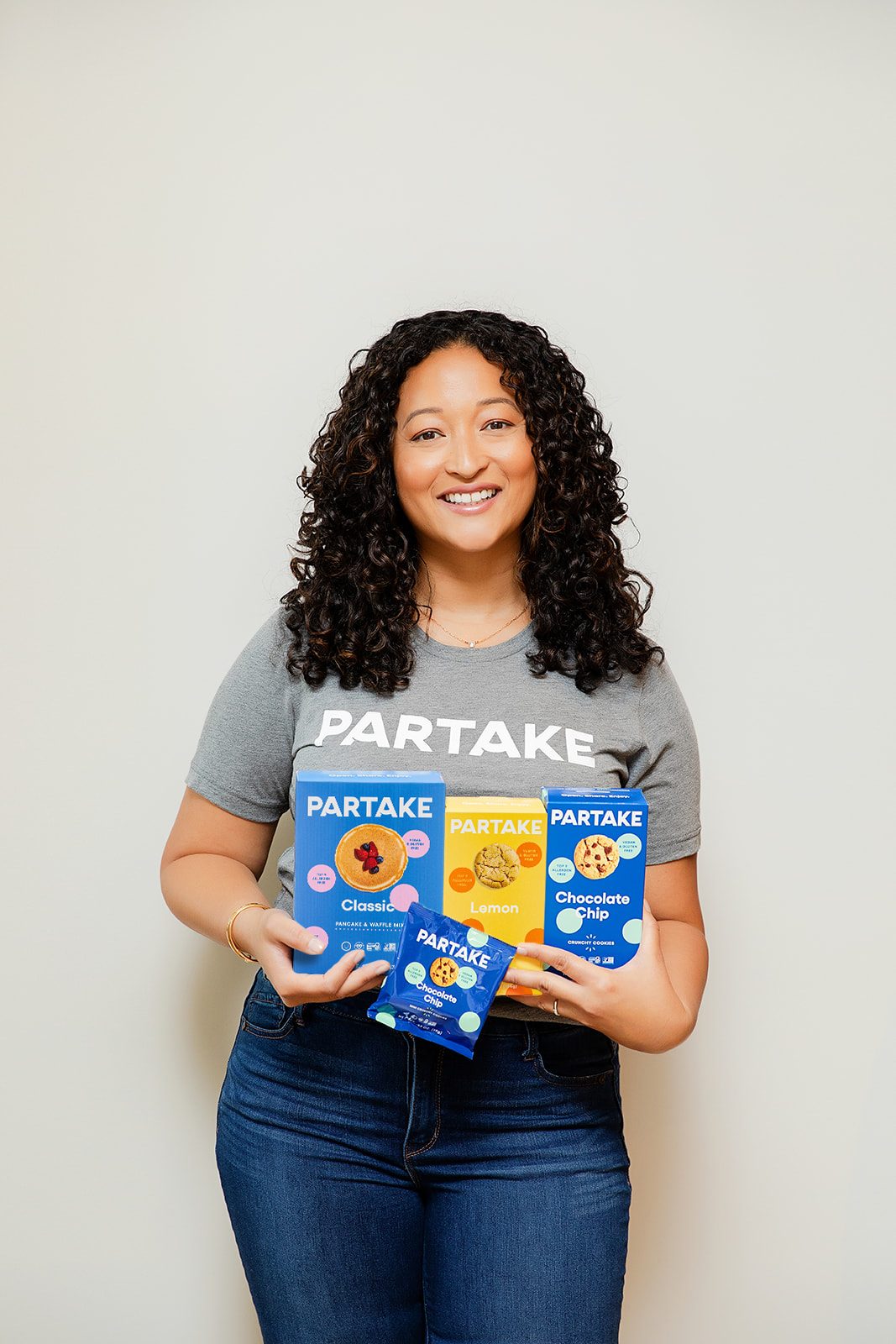 Clothing, Smile, Jeans, Arm, Eye, Sleeve, Happy, Gesture, Waist, Thigh