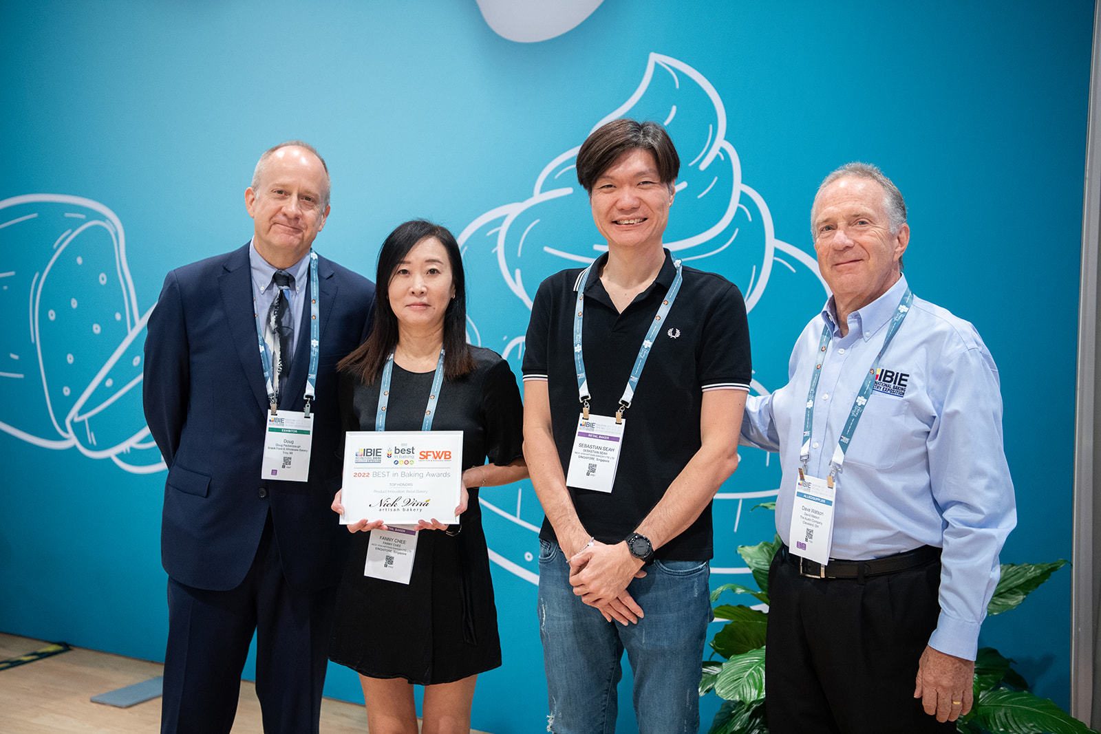 Smile, Trousers, Gesture, Dress, Group photo, Award, Lanyards