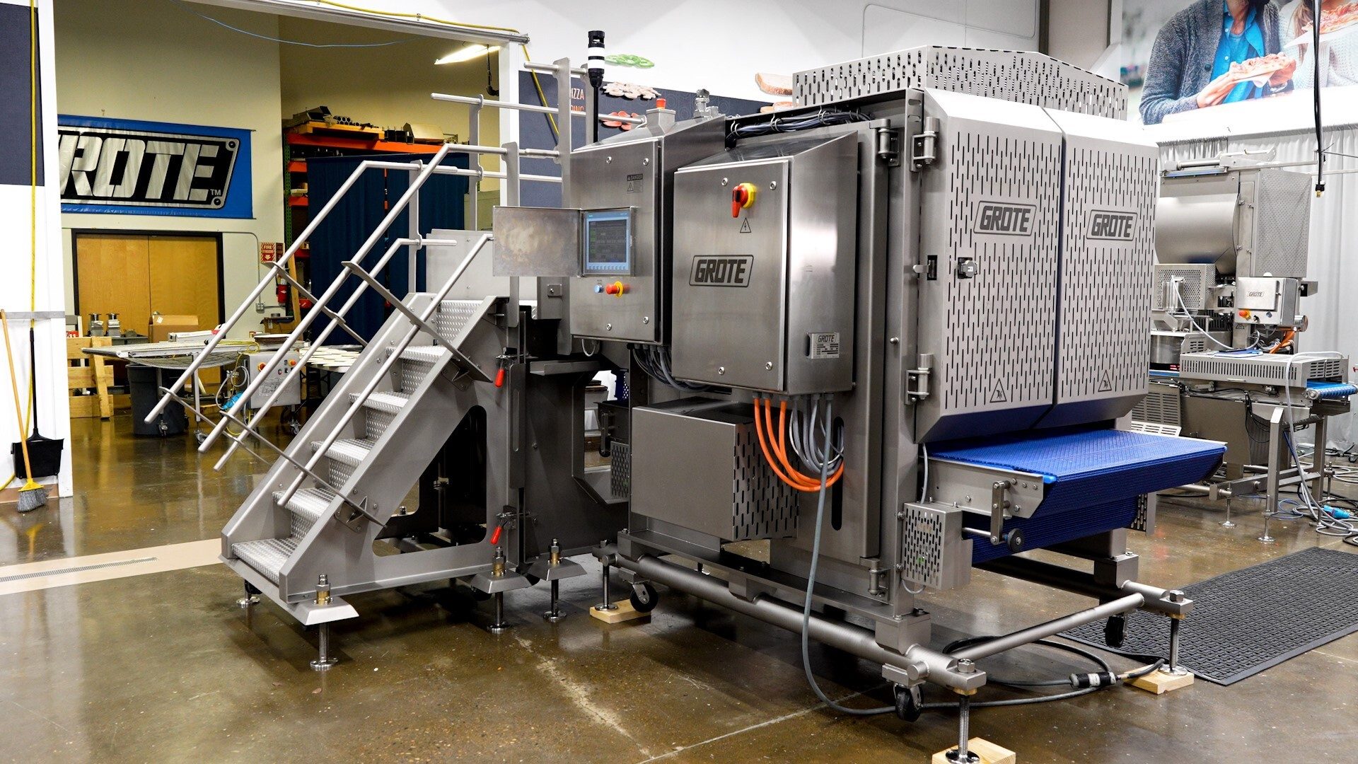 Slicing cutting equipment in action
