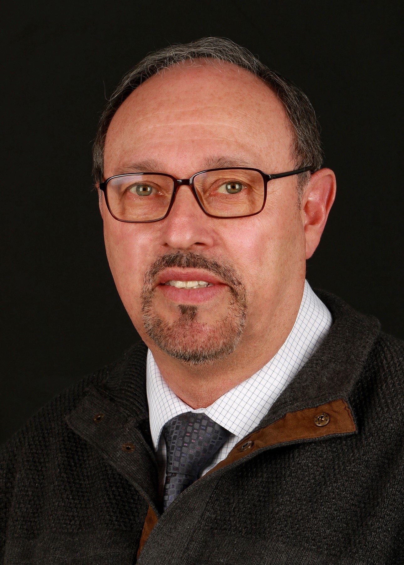 Vision care, Dress shirt, Forehead, Nose, Glasses, Cheek, Eyebrow, Beard, Jaw, Tie