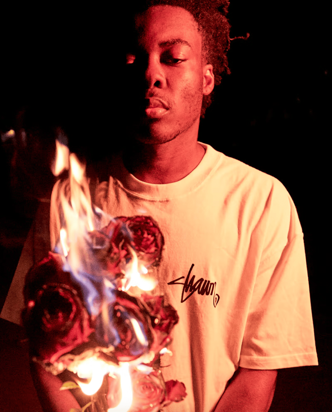 Human body, Flash photography, Head, Mouth, Organ, Jaw, Neck, Sleeve, T-shirt, Cool