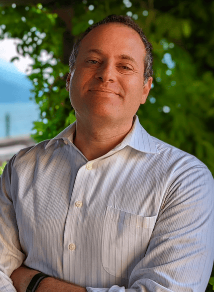People in nature, Dress shirt, Flash photography, Clothing, Forehead, Head, Chin, Sleeve, Happy, Collar