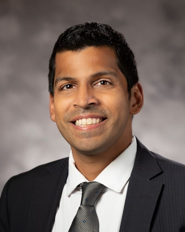 Dress shirt, Forehead, Cheek, Smile, Chin, Eyebrow, Hairstyle, Jaw, Sleeve