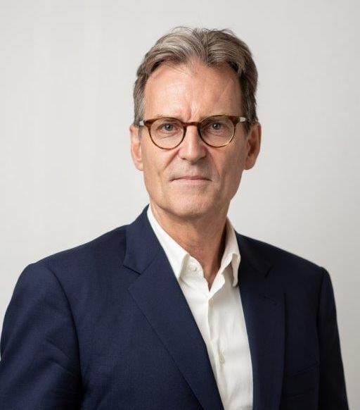 Dress shirt, Vision care, Forehead, Chin, Sleeve, Gesture, Collar